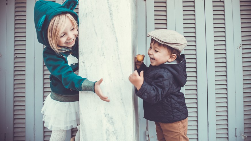 Ab wann dürfen Eltern die Verantwortung abgeben? Grosse Schwester mit ihrem kleinen Bruder.&nbsp;