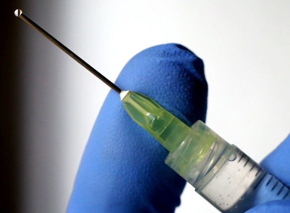 ARCHIV - ILLUSTRATION - Eine Flüssigkeit tropft aus der Kanüle einer Spritze. Das Kollegium der EU-Kommissare soll den fertig ausgehandelten Vertrag zum Bezug des aussichtsreichen Impfstoffs von Biont ...