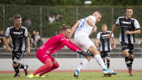 Basels Steven Oberle, links, spielt um den Ball mit Zuerichs Blaz Kramer, rechts, im Fussball Meisterschaftsspiel des Schweizer Cups in der ersten Runde zwischen dem FC Black Stars und dem FC Zuerich  ...