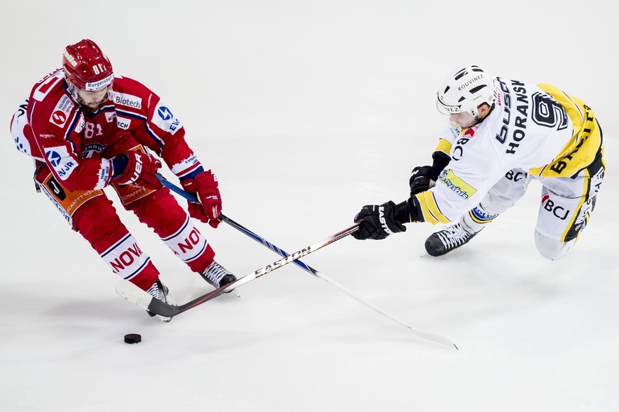 Ein Duell auf Augenhöhe und sinnbildlich für die Partie: Der Laker Patrick Schommer (links) gegen Ajoies&nbsp;Stanislav Horansky.