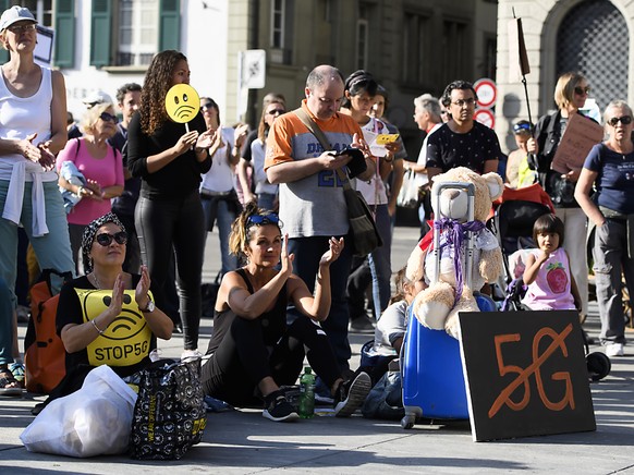 Demonstranten protestieren gegen den Ausbau des 5G-Netzes.