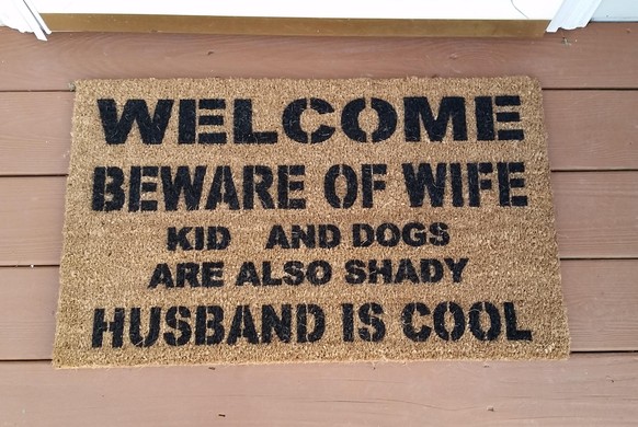 «Willkommen. Vorsicht vor der Frau. Das Kind und die Hunde sind auch zwielichtig. Der Ehemann ist cool. »