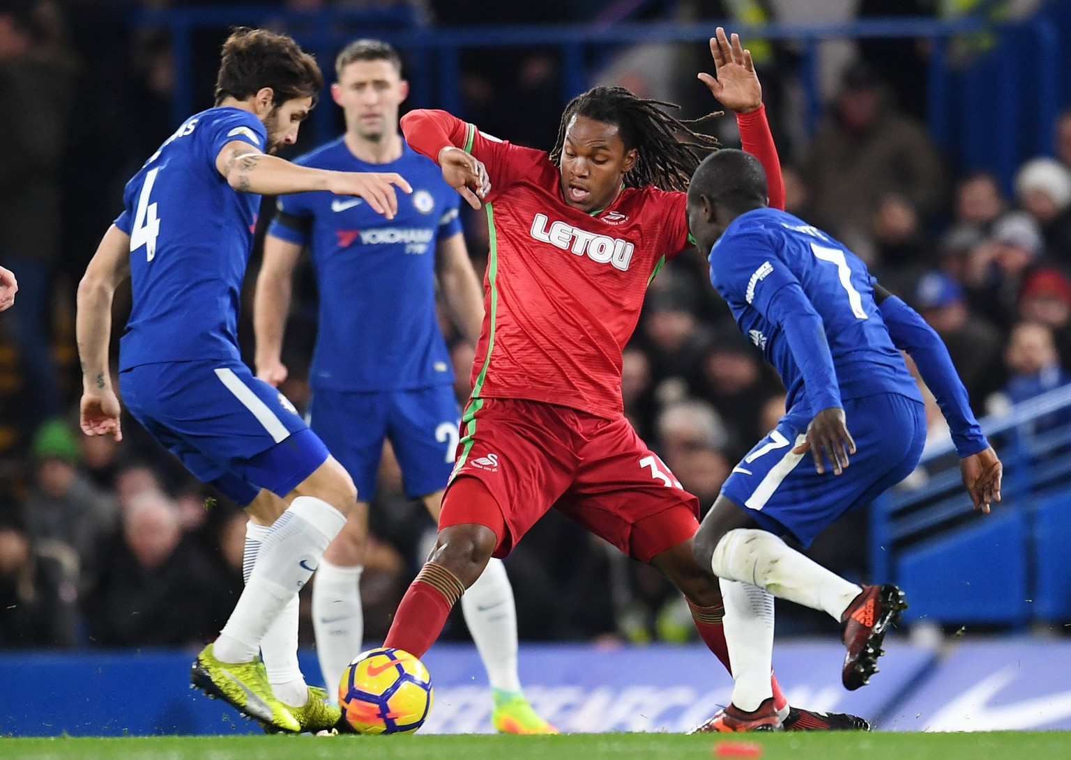 epa06358324 Chelsea&#039;s Cesc Fabregas (L) vies for the ball with Swansea&#039;s Renato Sanches (C) during an English Premier League soccer match against Swansea at Stamford Bridge in London, Britai ...