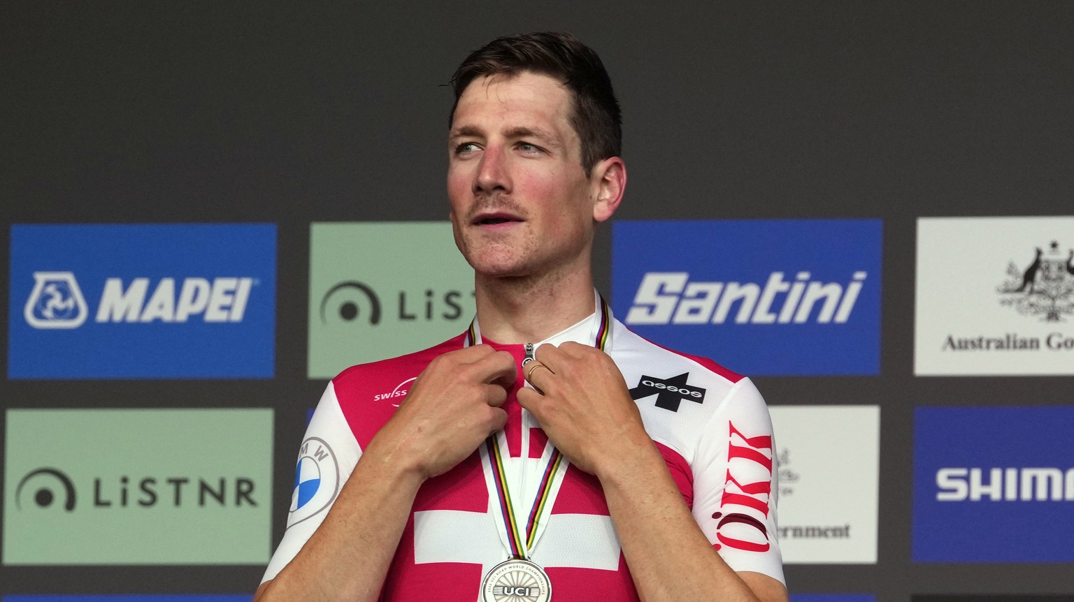 Stefan Kueng of Switzerland displays his silver medal he won in the men&#039;s elite individual time trial at the world road cycling championships in Wollongong, Australia, Sunday, Sept. 18, 2022. (AP ...