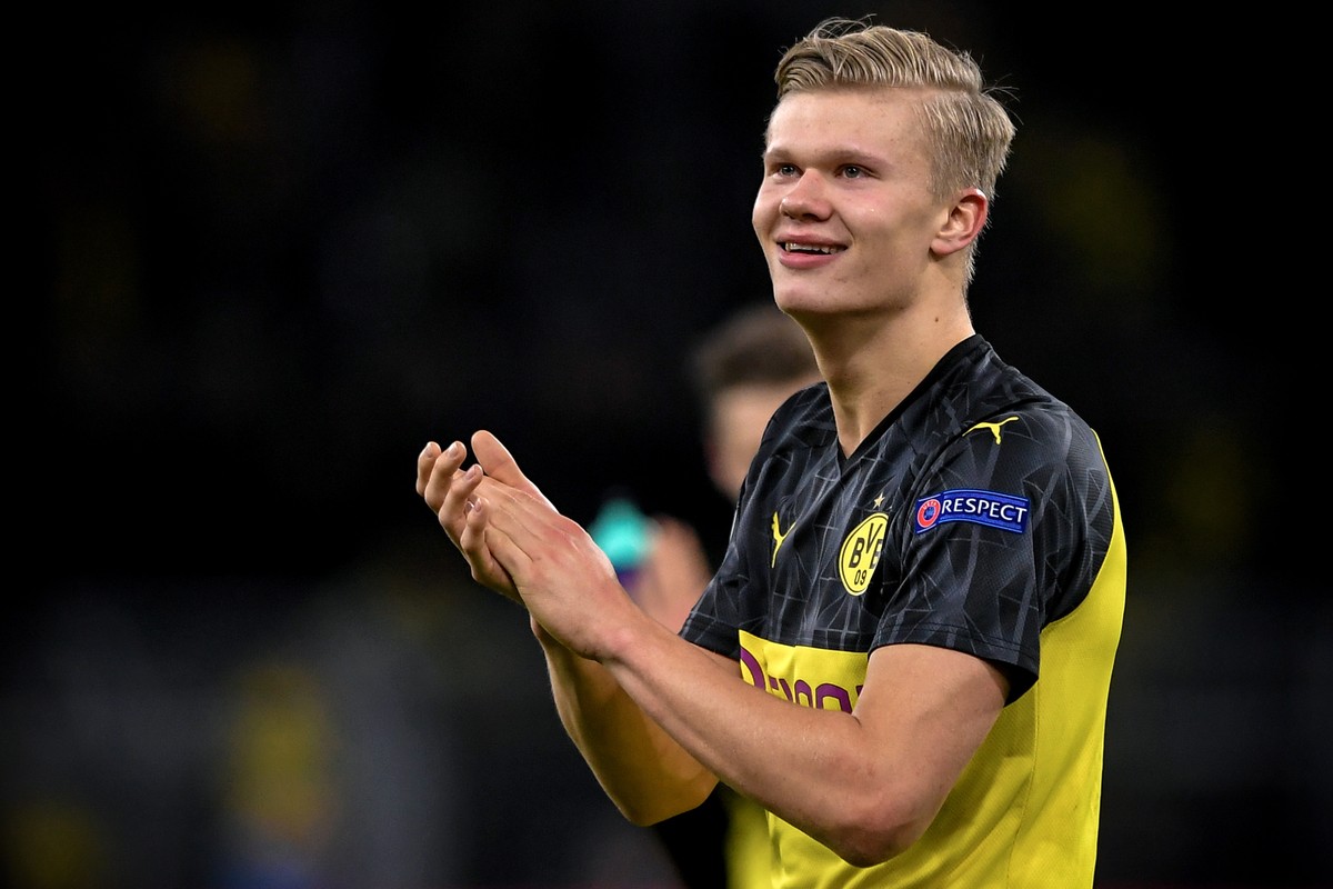 epa08226829 Dortmund's Erling Haaland reacts after winning the UEFA Champions League round of 16 first leg soccer match between Borussia Dortmund and Paris Saint-Germain in Dortmund, Germany, 18  ...