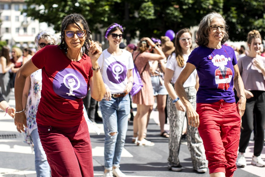 Frauen streiken am nationalen Frauenstreik am Freitag, 14. Juni 2019, in Luzern. Am heutigen Freitag findet in der Schweiz der Frauenstreik statt. Der Kampftag fr die Gleichstellung der Geschlechter  ...