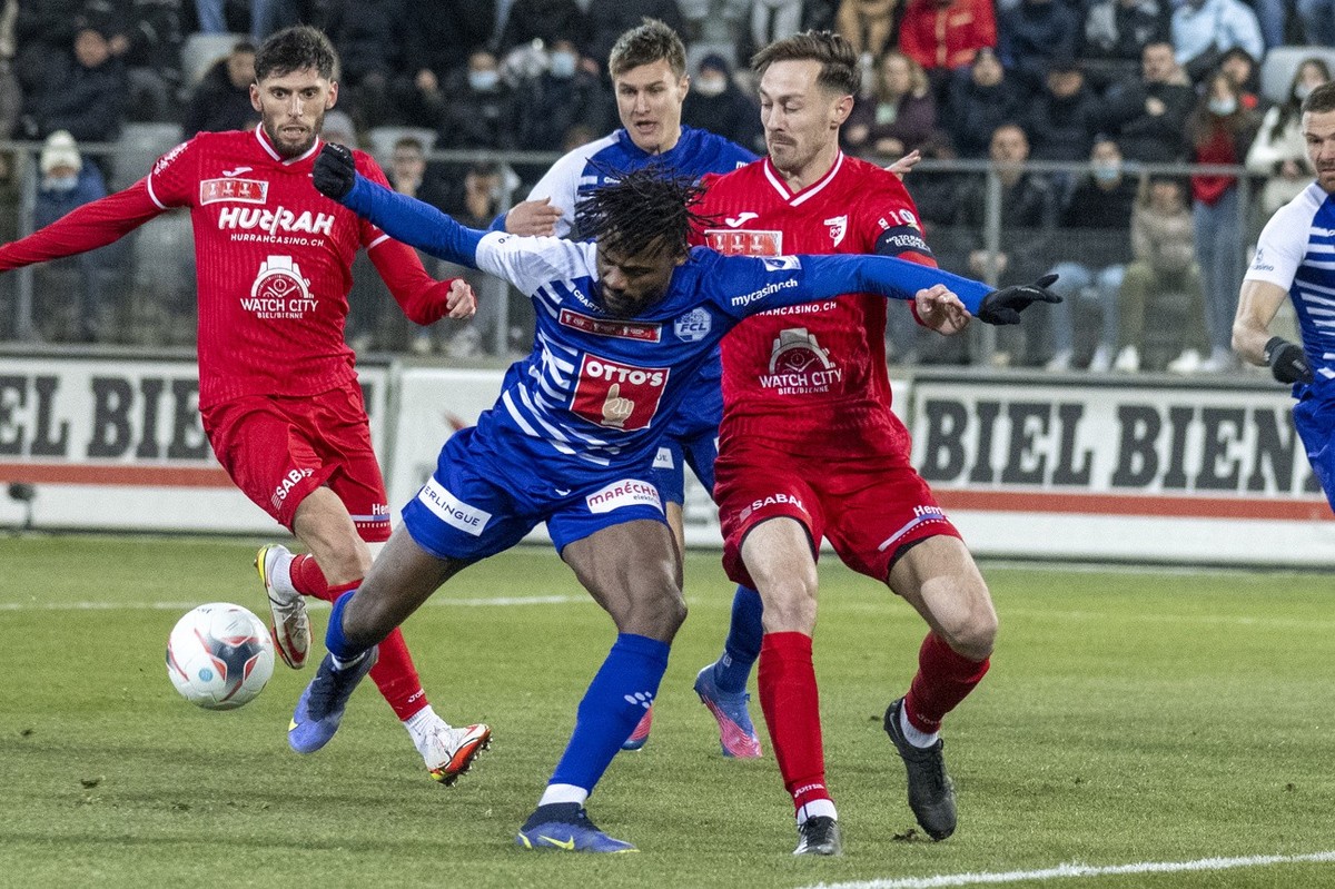 Biels Matthew Maeder, rechts, gegen Luzerns Asumah Abubakar, links, im Schweizer Fussball Cup Viertelfinal zwischen dem FC Biel-Bienne 1896 und dem FC Luzern, am Mittwoch, 9. Februar 2022, in der Tiss ...