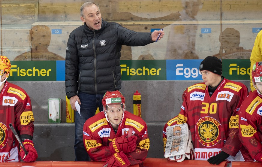 Tigers Head Coach Rikard Franzen, Mitte, gibt Anweisungen beim Meisterschaftsspiel der National League zwischen den SCL Tigers und dem HC Fribourg-Gotteron, am Dienstag 15. Dezember 2020, im Ilfisstad ...