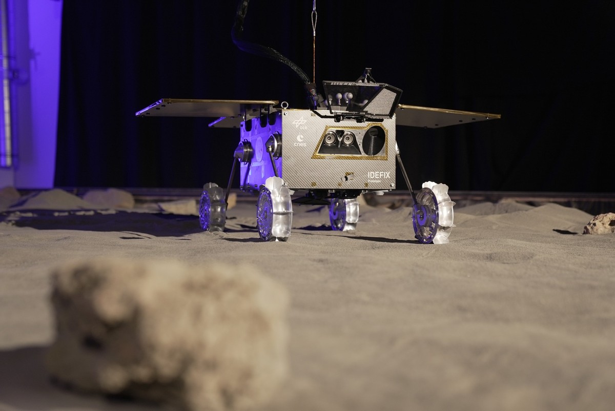 19.10.2026, Bayern, Weßling: Ein Testrover steht auf einem Testfeld bei einer Vorführung zum Start der Mission mit dem deutsch-französischen Rover «Idefix», der 2029 auf dem Marsmond Phobos aufsetzen  ...