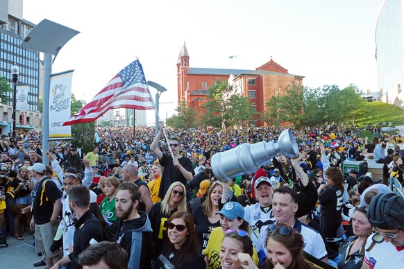 Sie hofften, dass ihre Mannschaft den Stanley Cup zu Hause in Empfang nehmen kann: Über 25'000 Besucher pilgerten zum Stadion in Pittsburgh.