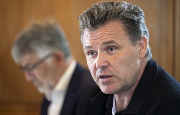 Alfred Gantner, Unternehmer, Mitglied des Initiativkomitees, rechts, spricht neben Marco Sieber, Industrieller Gebaeudeenergie und -technik, Mitglied des Initiativkomitees, links, waehrend einer Medie ...