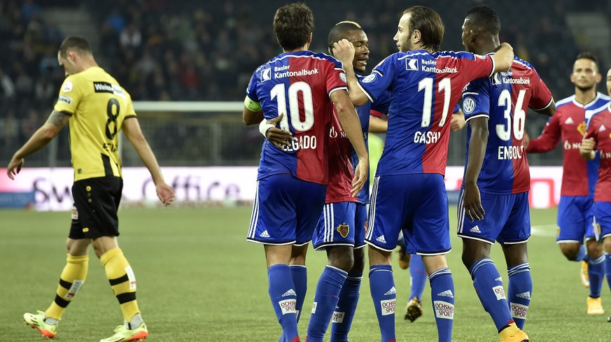 Die Basler bejubeln das entscheidende 1:0 durch Gashi, während der Berner Lecjaks mti gesenktem Kopf von dannen geht.