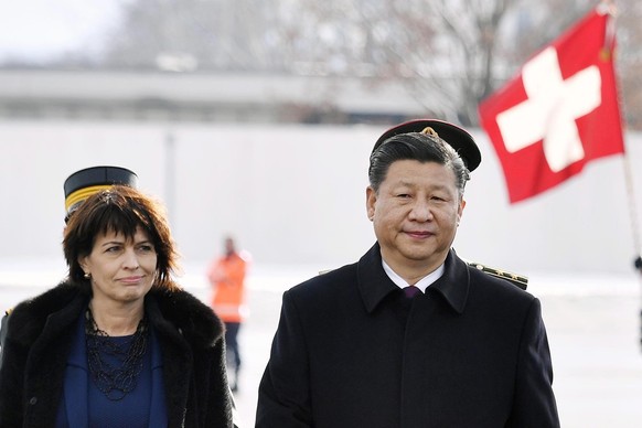 epa05718624 China&#039;s President Xi Jinping (R) and Swiss Federal President Doris Leuthard (L) inspect the honour guard during a welcoming ceremony for President Xi in Zurich, Switzerland, 15 Januar ...
