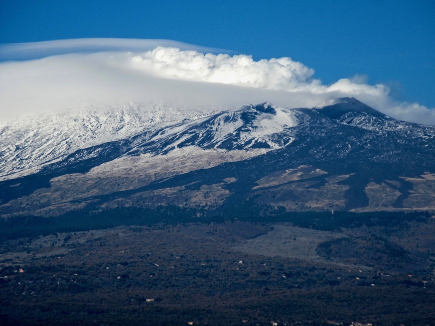 Der Ätna, genannt Mongibello, ein Feuerberg mit Schnee, exakt eine Woche vor dem nächsten Ausbruch.