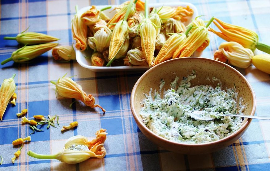 fiori di zucca ripieni di napoli Sciurilli gefüllte zucchiniblüten essen food italien campania napoli