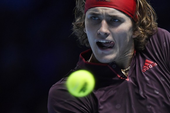 epa06329721 Alexander Zverev of Germany returns to Roger Federer of Switzerland during their Men&#039;s singles match at the ATP World Tour Finals tennis tournament at the O2 Arena in London, Britain, ...