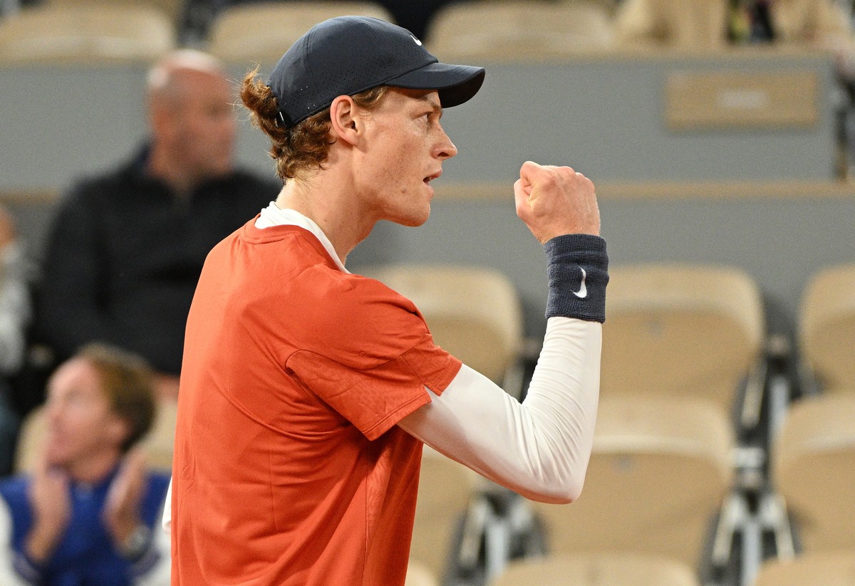 epa11381587 Jannik Sinner of Italy in action during his men's singles third round match against Pavel Kotov of Russia at the French Open Grand Slam tennis tournament at Roland Garros in Paris, Fr ...