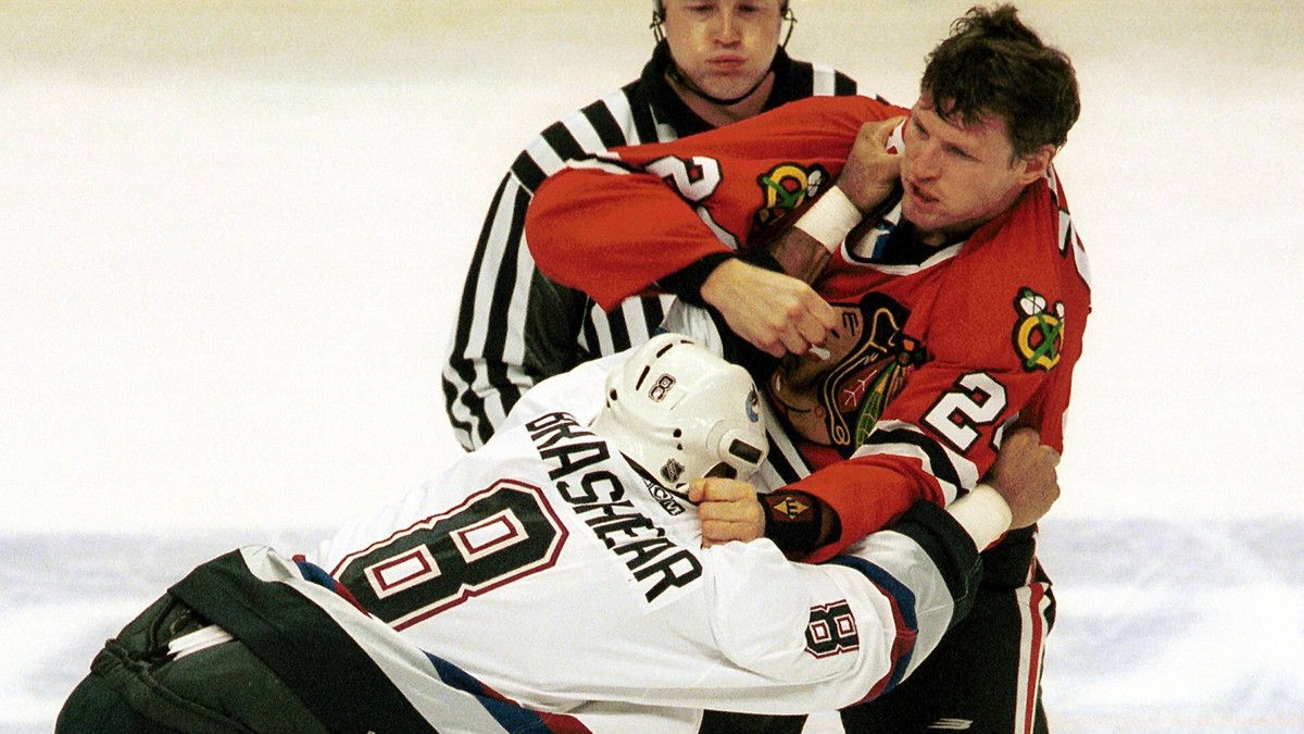 Bildnummer: 03380142 Datum: 14.11.2000 Copyright: imago/UPI Photo
Bob Probert (Chicago Black Hawks) im Zwist mit Donald Brashear (li., Vancouver Canucks) - PUBLICATIONxINxGERxSUIxAUTxHUNxONLY (VAN200 ...