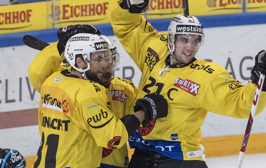 Die Berner feiern das 3:4 beim Eishockey Meisterschaftsspiel in der Qualifikation der National League zwischen dem EV Zug und dem SC Bern vom Samstag, 30. September 2017 in Zug. (KEYSTONE/Urs Flueeler ...