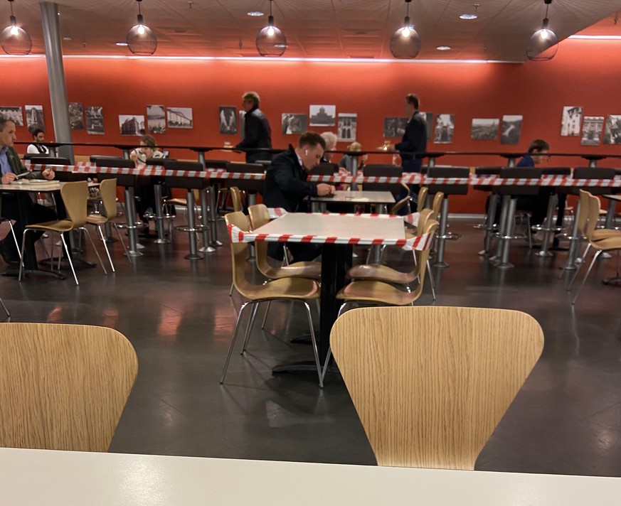 Im Migros-Restaurant herrscht zur Mittagszeit eine beklemmende Stille.