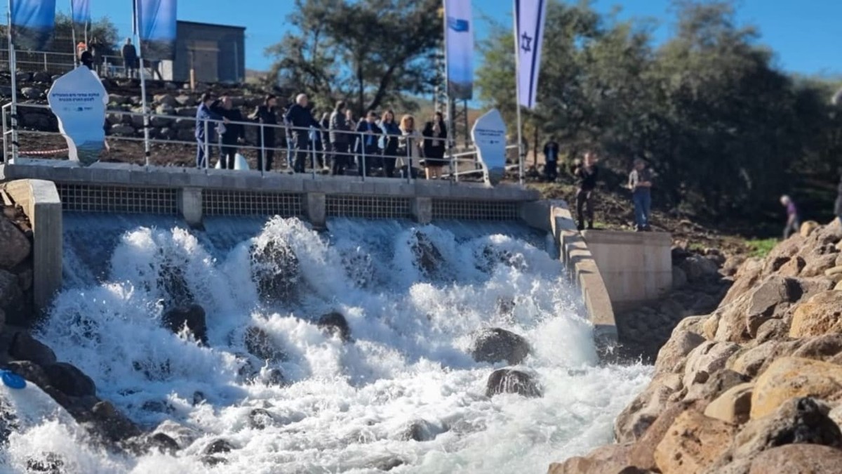 Entsalztes Meerwasser fliesst in den israelischen Reverse Carrier.