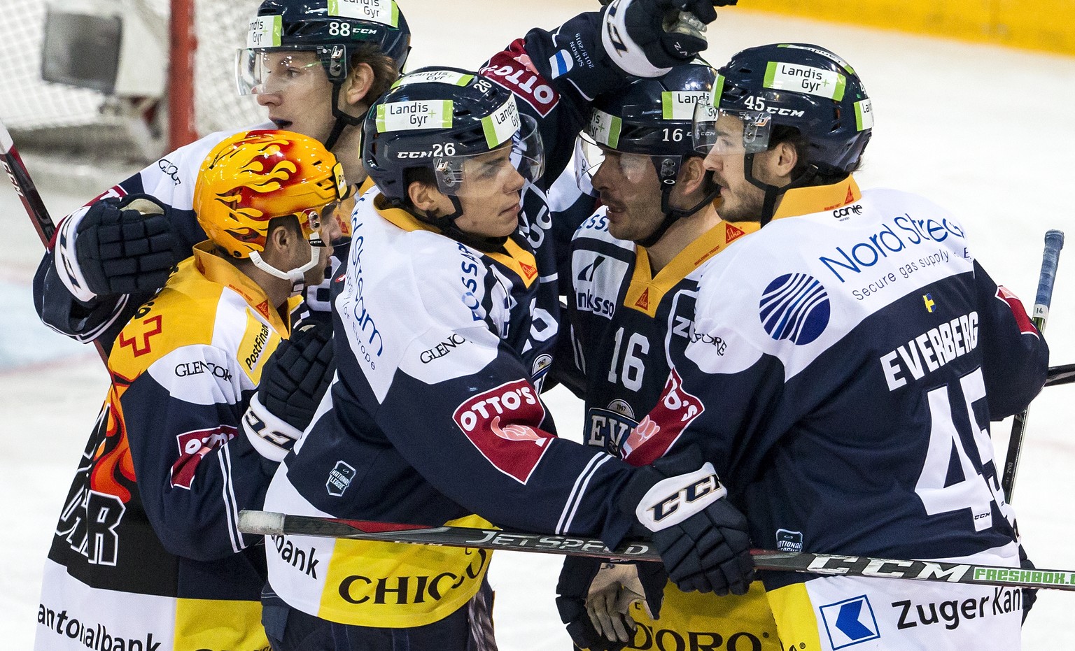 Jubel bei Zugs Lino Martschini, Zugs Sven Senteler, Zugs Reto Suri, Zugs Raphael Diaz und Zugs Dennis Everberg, von links, im Eishockey Meisterschaftsspiel der National League zwischen dem EV Zug und  ...