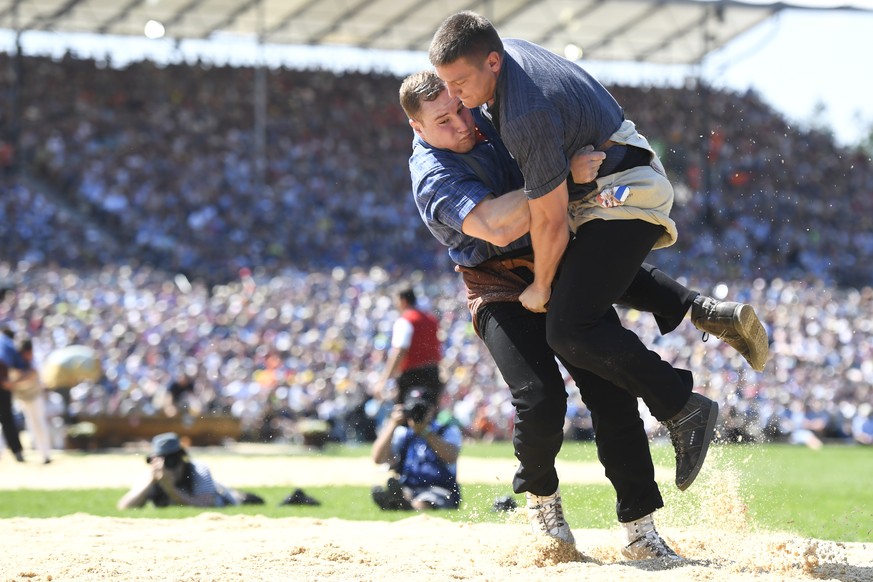 Joel Wicki, links, schwingt gegen Curdin Orlik, rechts, im 7. Gang am Eidgenoessischen Schwing- und Aelplerfest (ESAF) in Zug, am Sonntag, 25. August 2019. (KEYSTONE/Urs Flueeler)