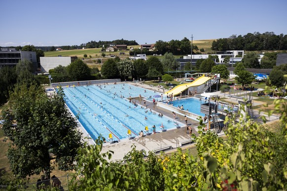 CAPTION CORRECTION: KORREKTS TO FRENCH SPELLING OF THE LOCATION PORRENTRUY NOT PRUNTRUT - View of the public outdoor swimming pool in Porrentruy, Switzerland, Friday, July 4, 2025. The municipality of ...