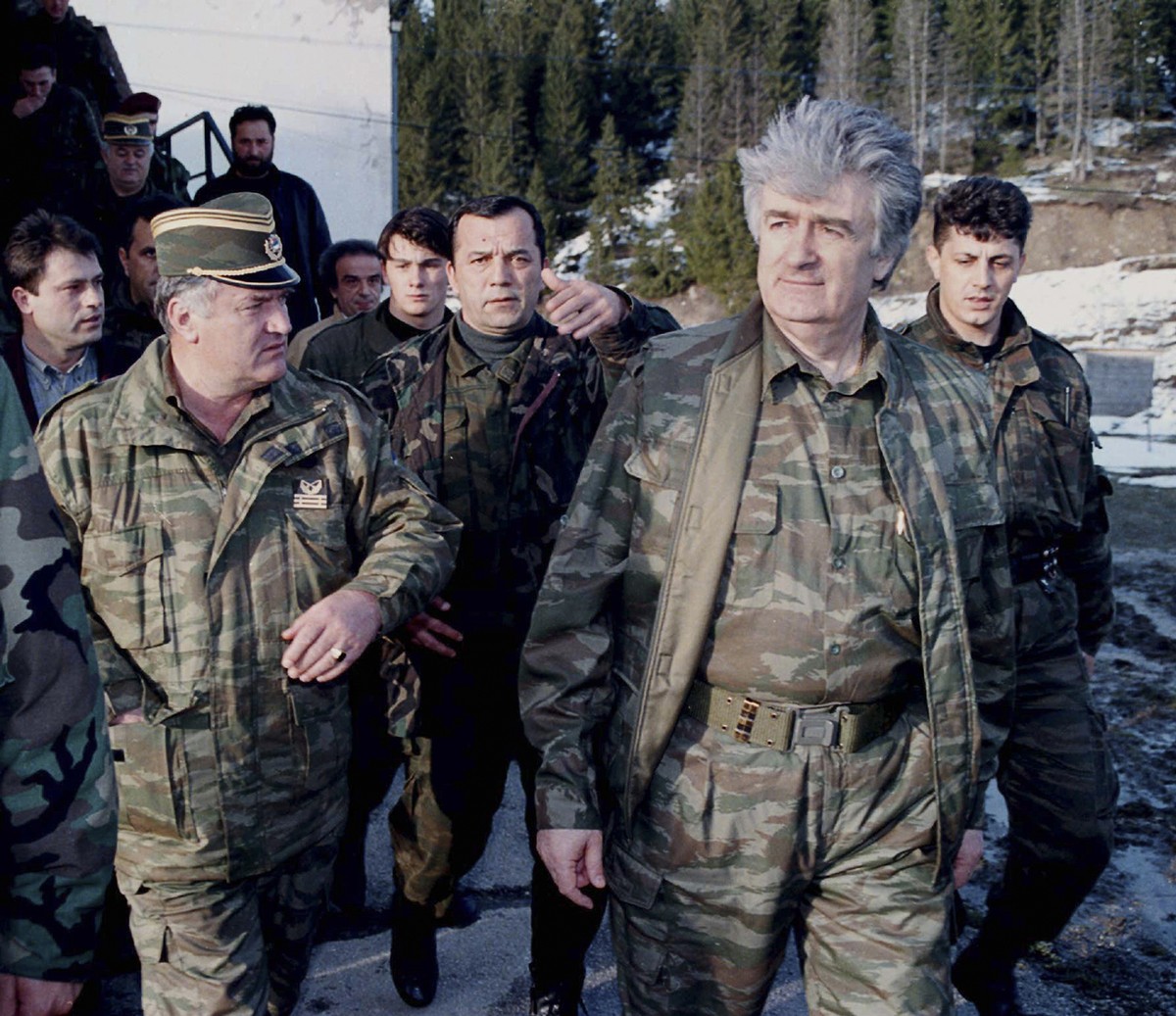 Ratko Mladic (links) und Radovan Karadzic (rechts) 1995 an der Front.