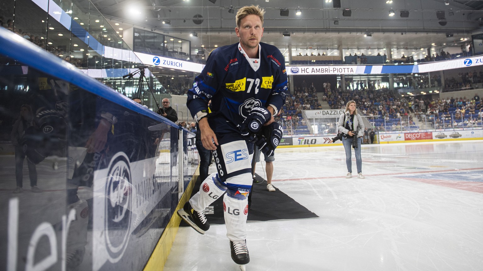 Tim Heed faehrt aufs Eis, bei der Mannschaftspraesentation des HC Ambri-Piotta fuer die neue Saison 2022/23, am Sonntag, 31. Juli 2022, in Ambri, (KEYSTONE/Ti-Press/Samuel Golay)