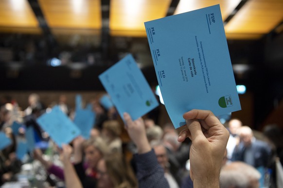 Stimmkarten fotografiert an der Delegiertenversammlung der Freisinnig Demokratischen Partei der Schweiz, FDP, in Biel am Samstag, 12. Januar 2019. (KEYSTONE/Anthony Anex)