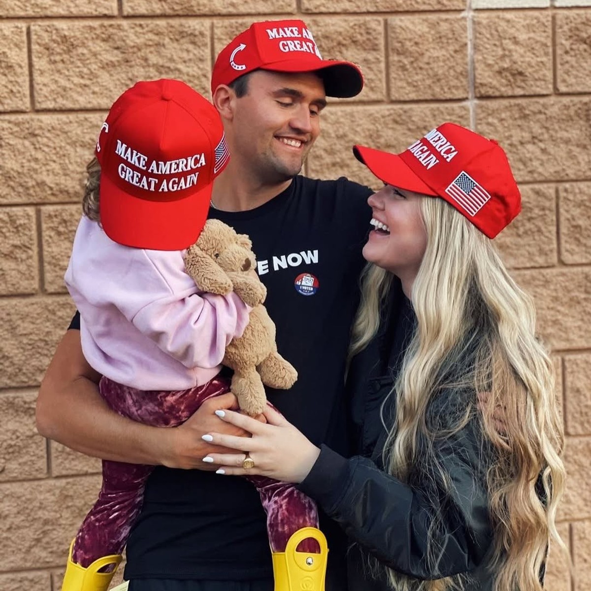 Erika et Charlie Kirk, l'an dernier, peu avant l'élection de Donald Trump.