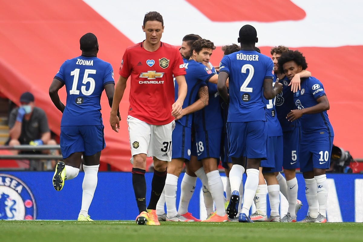 epa08555378 Chelsea's Olivier Giroud (C) celebrates with team-mates scoring his side's first goal during the English FA Cup semi final soccer match between Manchester United and Chelsea FC a ...
