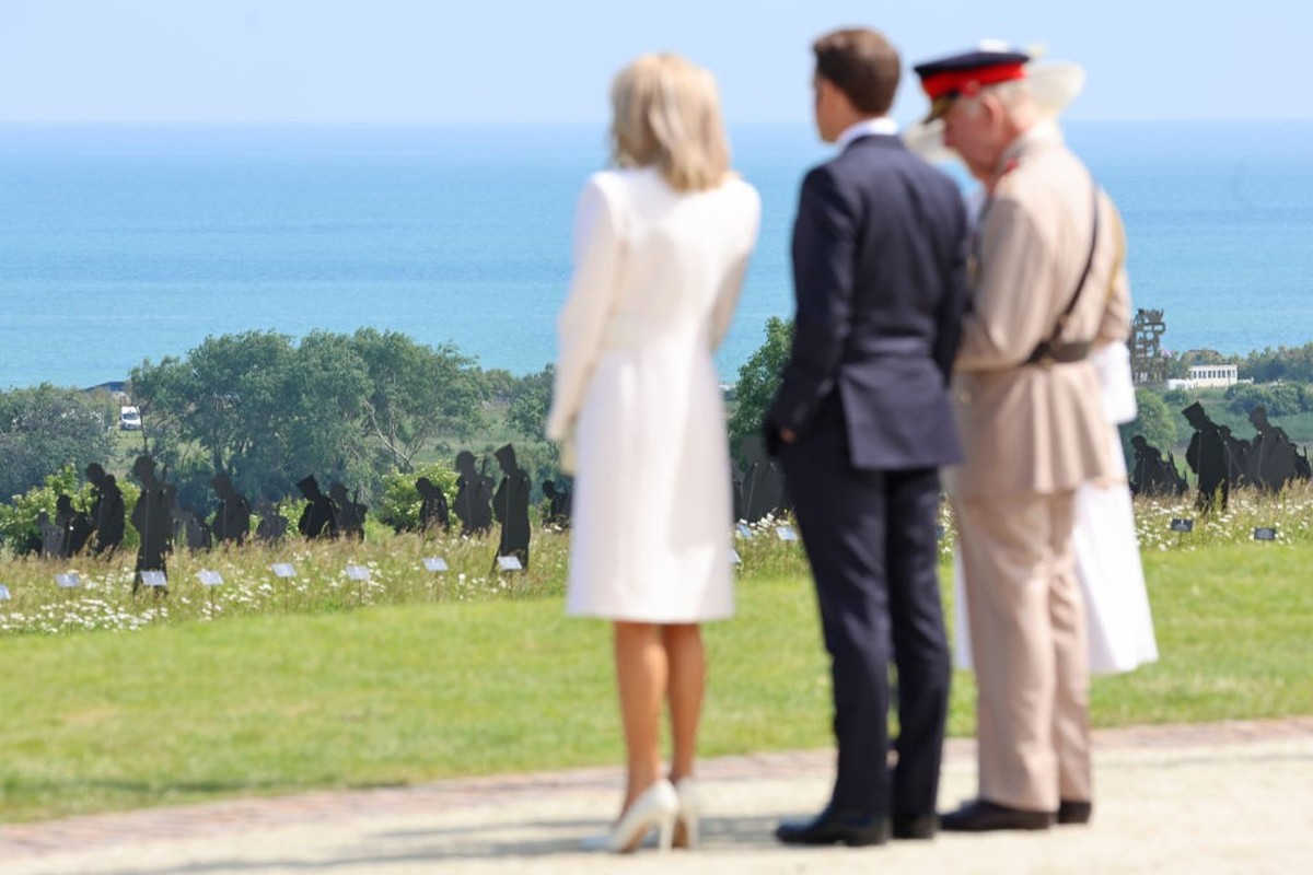 VER-SUR-MER, FRANCE - JUNE 06: Brigitte Macron, President of France, Emmanuel Macron, King Charles III and Queen Camilla view the Witney-based artist Dan Barton's art installation depicting handm ...