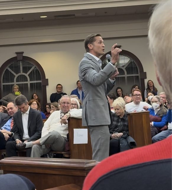 Der Republikaner Rich McCormick versucht an einer Town Hall die Wogen zu glätten, Ende Februar 2025.