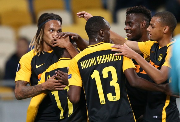 epa06277038 YB&#039;s Roger Assale, second from left, celebrates his goal with his teammates, during the Europa League Group B match between Ukraine&#039;s Dynamo Kiev and Switzerland&#039;s BSC Young ...