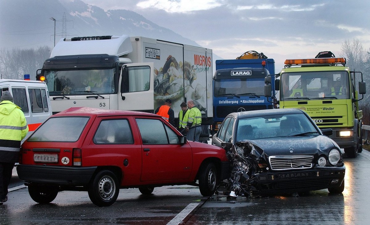 Eine Massenkarambolage mit zwoelf Personenwagen und zwei Lastwagen ereignete sich am Freitag, 17. Dezember 2004, morgens um 6 Uhr bei der Autobahnausfahrt Haag in Fahrtrichtung Buchs/Sargans im St. Ga ...