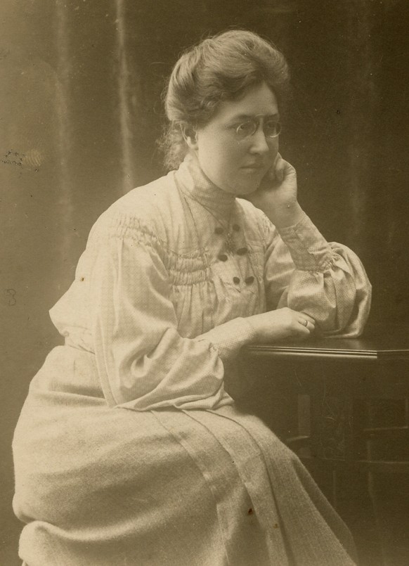 Die Wienerin Margarete Hilferding (1871-1942) schloss 1903 als erste Frau das Medizinstudium an der Universität Wien ab. Sie setzte sich vor allem mit Fragen zu Geburtenregelung, Aufklärung und Erzieh ...