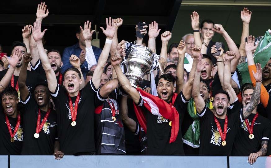 Luganos Spieler jubeln mit dem Pokal des Cupsiegers, nach dem Schweizer Fussball Cup Final zwischen dem FC Lugano und dem FC St. Gallen, am Sonntag, 15. Mai 2022, im Stadion Wankdorf in Bern. (KEYSTON ...