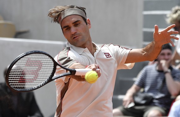epa07615055 Roger Federer of Switzerland plays Casper Ruud of Norway during their men’s third round match during the French Open tennis tournament at Roland Garros in Paris, France, 31 May 2019. EPA/J ...