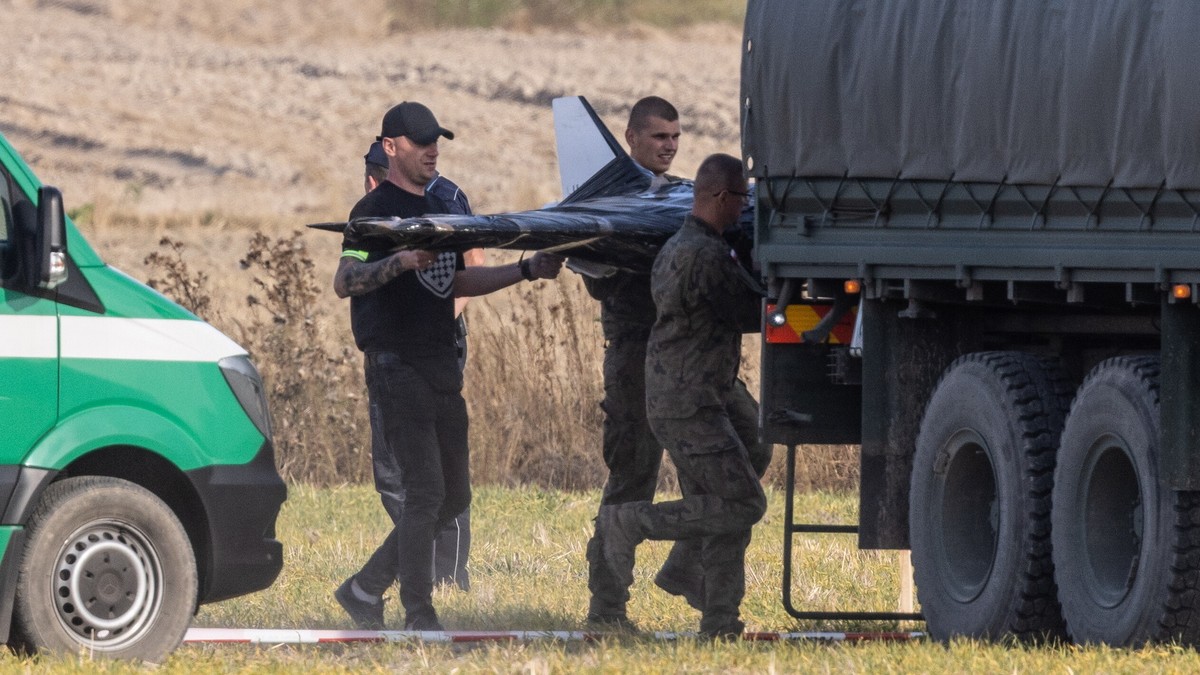 epa12367711 Polish National Territorial Defense Forces at the crash site of a Russian drone in the village of Wohyn, eastern Poland, 10 September 2025. Polish Prime Minister Donald Tusk reported that  ...
