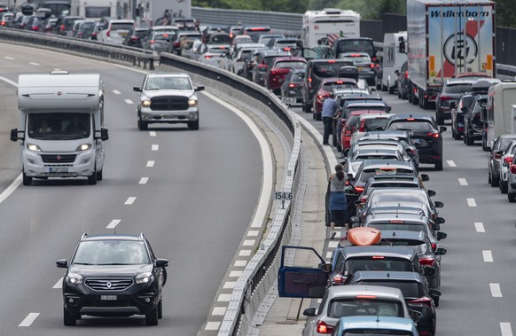 Der Reiseverkehr von dem Gotthard Tunnel in Richtung Sueden zwischen Goeschenen und Erstfeld staute sich bis auf 15 Km laenge, am Samstag, 23. Juli 2022 in Erstfeld.(KEYSTONE/Urs Flueeler).