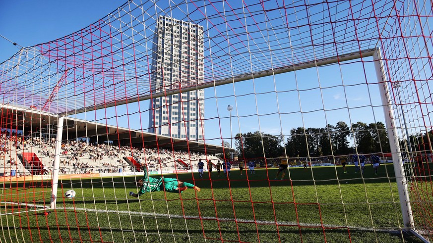 Penaltytreffer zum 0:5 von Michael Frey, rechts im Schatten, gegen Veltheim Goalie Tobias Zingg, links, der keine Chance hat, aufgenommen am Samstag, 13. August 2016, beim Fussball Schweizer Cupspiel  ...