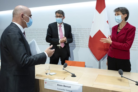 Bundesrat Alain Berset, Lukas Engelberger, Praesident der Gesundheitsdirektorenkonferenz, und Bundespraesidentin Simonetta Sommaruga, von links, an einer Medienkonferenz anlaesslich eines Treffens zwi ...