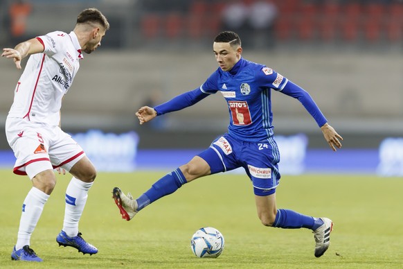 Le defenseur valaisan Jan Bamert, gauche, lutte pour le ballon avec l&#039;attaquant lucernois Ruben Vargas, droite, lors de la rencontre de football de Super League entre le FC Sion et le FC Lucerne  ...
