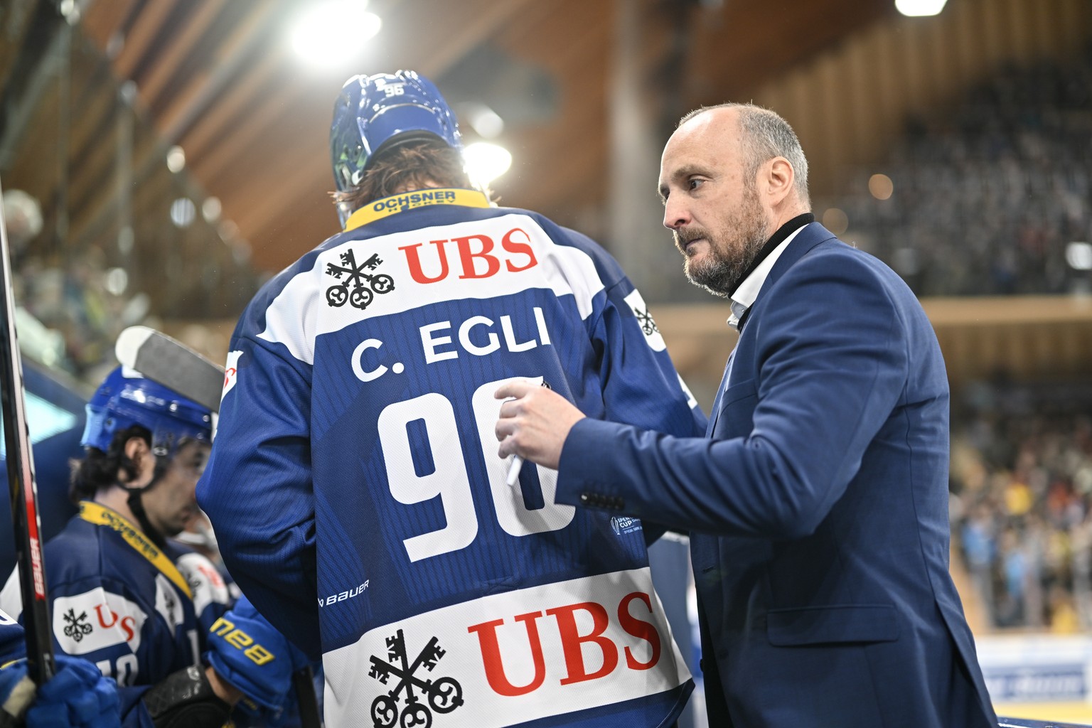 epa10379448 Davos&#039; head coach Christian Wohlwend reacts during the match between Switzerland&#039;s HC Davos and Team Canada at the 94th Spengler Cup ice hockey tournament in Davos, Switzerland,  ...