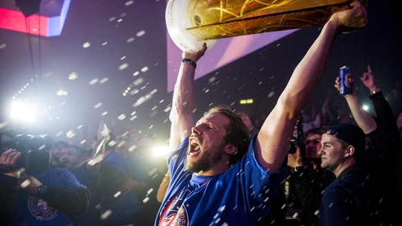 ZSC-Spieler Robert Nilsson haelt den Pokal, nach ihrem Meisterschaftssieg im vierten Playoff Finalspiel der National League A gegen die Kloten Flyers am Sonntag, 20. April 2014, im Hallenstadion in Zu ...