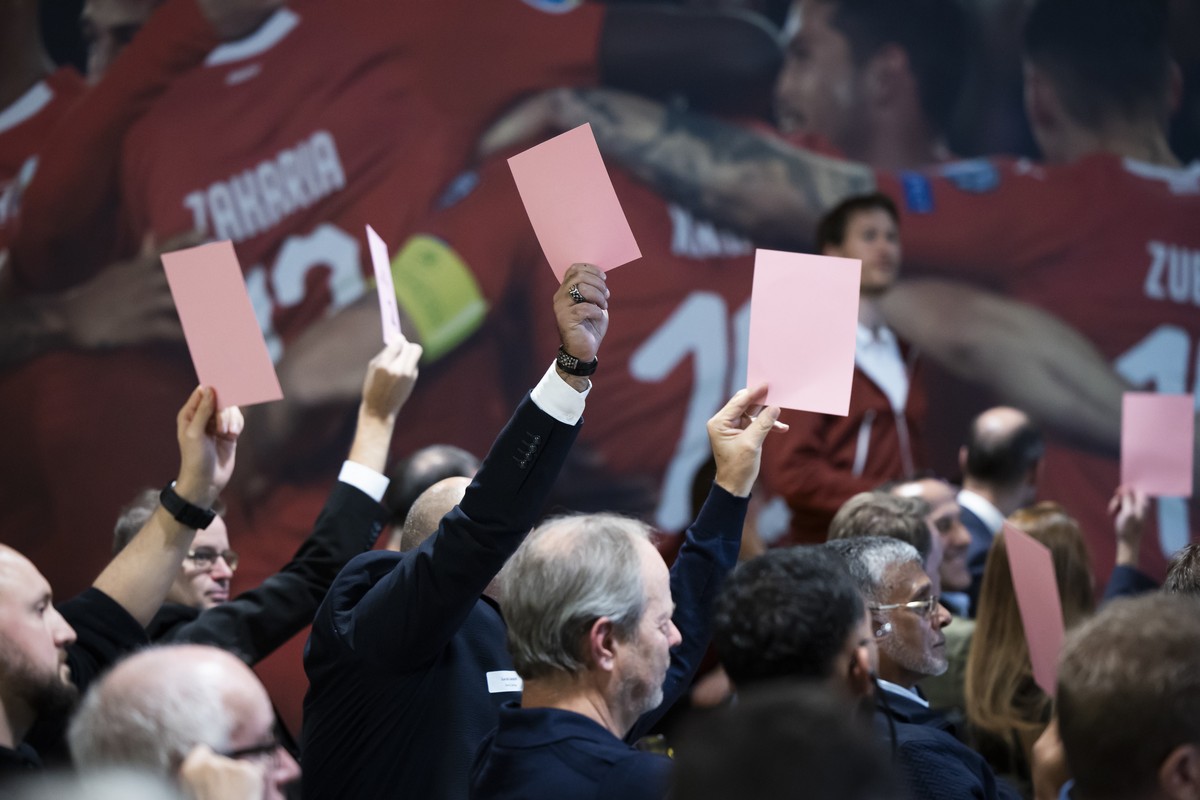 Delegierte halten ihre Stimmkarte hoch, bei der Abstimmung um Olympische und Paralympische Winterspiele "Switzerland 203x" bei der 27. Versammlung des Sportparlaments von Swiss Olympic, am F ...