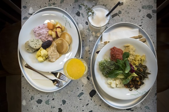 Deux assiettes avec de la nouriture sont photographiees lors d'une visite du nouveau restaurant vegetarien et vegan Tibits ce mercredi 5 decembre 2018 au Buffet de la gare CFF de Lausanne. (KEYSTONE/L ...