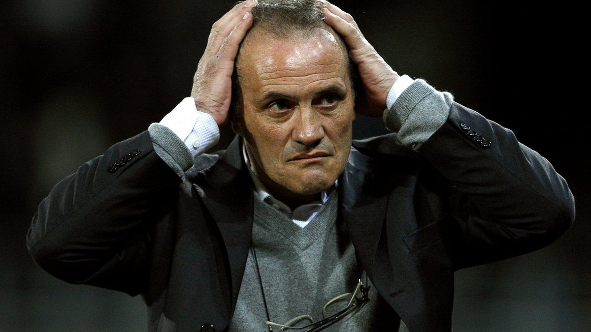 L'entraineur du FC Sion, Umberto Barberis, se prends la tete, lors de la rencontre de football de Super League entre le FC Sion et le FC Basel, ce samedi 14 mars 2009 au stade de Tourbillon a Sio ...
